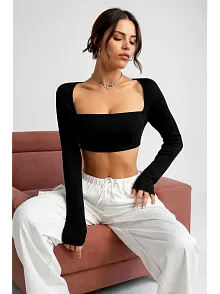 Kadın Siyah Uzun Kol Göğüs Ve Sırt Dekolteli Crop Top Bluz – Şık, Rahat Ve Kolay Kombinlenebilir