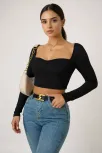Kadın Siyah Uzun Kol Göğüs Dekolteli Şık Crop Top Bluz – Şık, Rahat Ve Kolay Kombinlenebilir