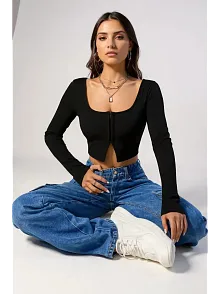 Kadın Siyah Uzun Kollu Agraflı Göğüs Ve Göbek Dekolteli Crop Top Bluz – Şık, Rahat Ve Kolay Kombinlenebilir