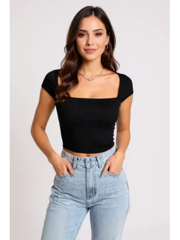 Kadın Siyah Kare Yaka Yarım Kol Göğüs Dekolteli Crop Top Bluz – Şık, Rahat Ve Kolay Kombinlenebilir