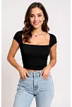 Kadın Siyah Kare Yaka Yarım Kol Göğüs Dekolteli Crop Top Bluz – Şık, Rahat Ve Kolay Kombinlenebilir
