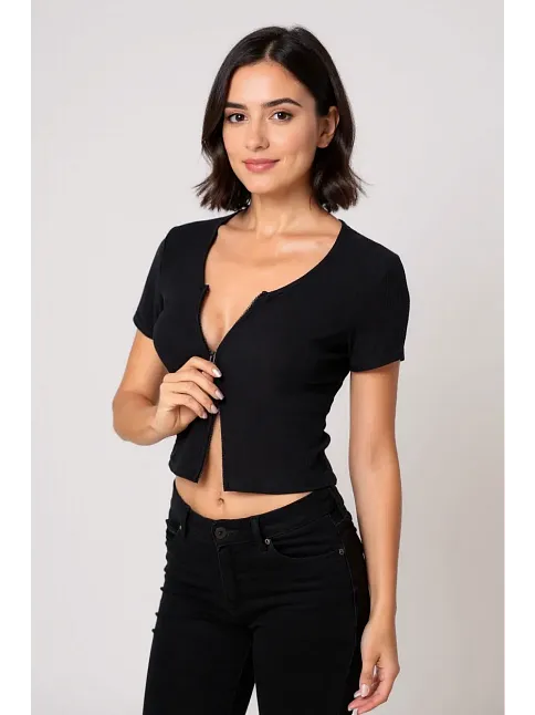 Kadın Siyah Çift Fermuarlı Yarım Kol Crop Top Bluz – Şık, Rahat Ve Kolay Kombinlenebilir