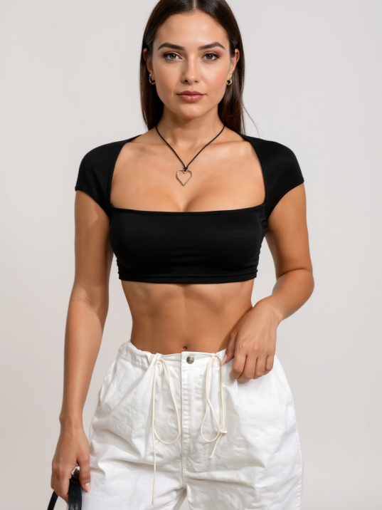 Kadın Siyah Sırt Dekolteli ve Boyundan Bağlamalı Yarım Kol Crop Top Bluz – Şık, Rahat ve Kolay Kombinlenebilir