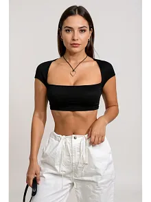 Kadın Siyah Sırt Dekolteli Ve Boyundan Bağlamalı Yarım Kol Crop Top Bluz – Şık, Rahat Ve Kolay Kombinlenebilir