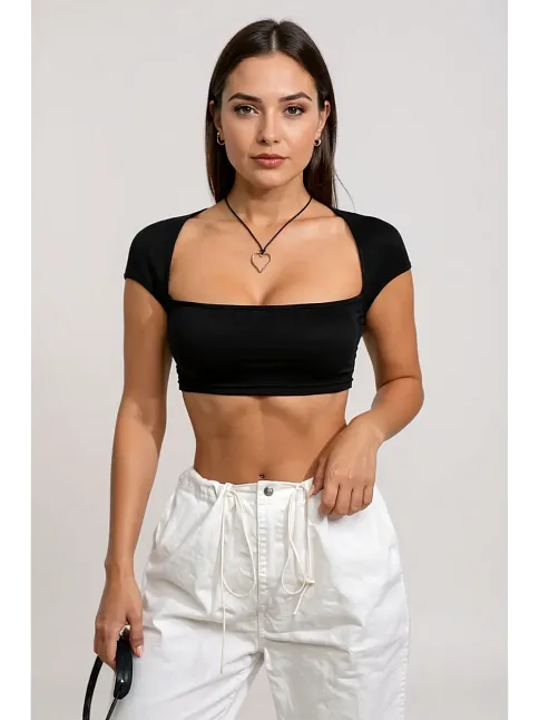Kadın Siyah Sırt Dekolteli Ve Boyundan Bağlamalı Yarım Kol Crop Top Bluz – Şık, Rahat Ve Kolay Kombinlenebilir