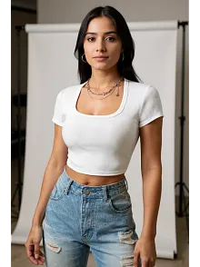 Kadın Beyaz Yarım Kol Düz Yaka Crop Top Bluz – Şık, Rahat Ve Kolay Kombinlenebilir