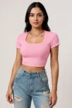 Kadın Pembe Yarım Kol Düz Yaka Crop Top Bluz – Şık, Rahat Ve Kolay Kombinlenebilir