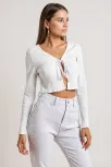 Kadın Beyaz Uzun Kollu Önden Bağlama Detaylı Crop Top Bluz – Şık, Rahat Ve Kolay Kombinlenebilir