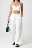 Kadın Beyaz Bol Kesim Cepli Geniş Paça Dökümlü Pantolon – Modern Ve Şık Tasarım Kadın Beyaz Bol Kesim Cepli Geniş Paça Dökümlü Pantolon – Modern Ve Şık Tasarım