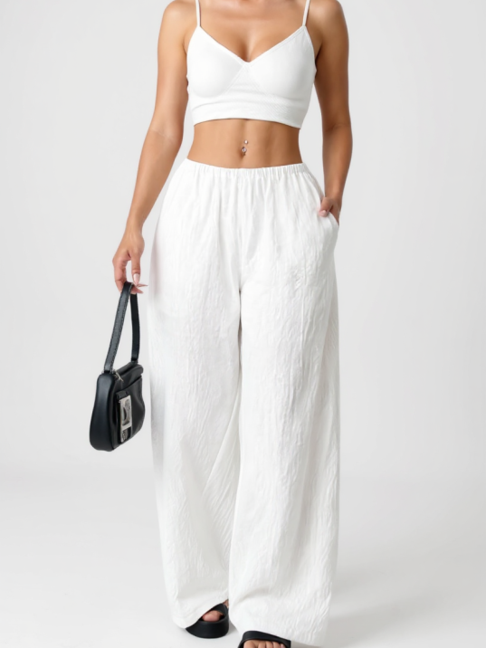 Kadın Beyaz Bol Kesim Cepli Geniş Paça Dökümlü Pantolon – Modern ve Şık Tasarım