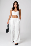 Kadın Beyaz Bol Kesim Cepli Geniş Paça Dökümlü Pantolon – Modern Ve Şık Tasarım
