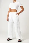 Kadın Beyaz Bol Kesim Cepli Geniş Paça Dökümlü Pantolon – Modern Ve Şık Tasarım Kadın Beyaz Bol Kesim Cepli Geniş Paça Dökümlü Pantolon – Modern Ve Şık Tasarım