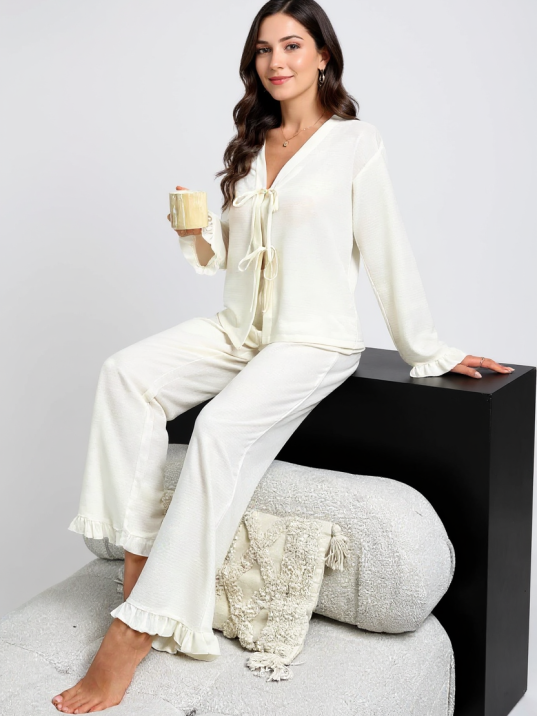 Kadın Beyaz Önden Bağlamalı Kolu Ve Paçası Fırfır Detaylı Uzun Kollu Pijama Takımı – Rahat, Şık Ve 4 Mevsim Kullanım Kadın Beyaz Önden Bağlamalı Kolu Ve Paçası Fırfır Detaylı Uzun Kollu Pijama Takımı – Rahat, Şık Ve 4 Mevsim Kullanım