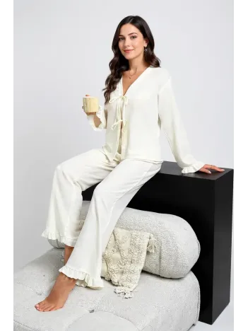 Kadın Beyaz Önden Bağlamalı Kolu Ve Paçası Fırfır Detaylı Uzun Kollu Pijama Takımı – Rahat, Şık Ve 4 Mevsim Kullanım
