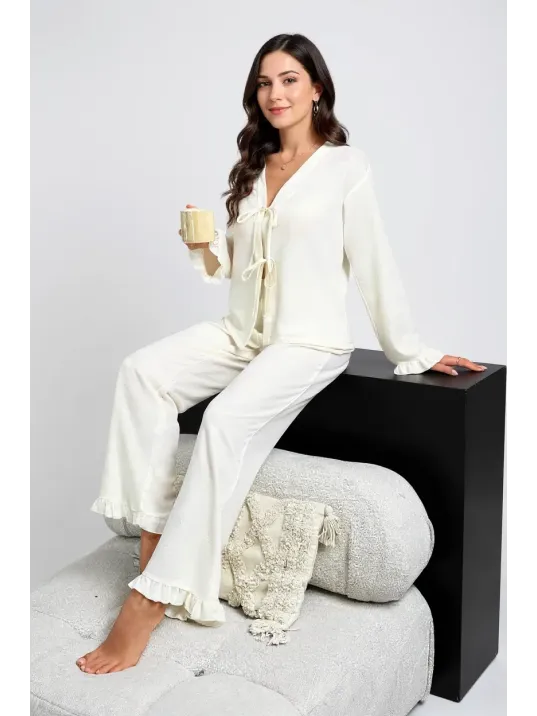Kadın Beyaz Önden Bağlamalı Kolu Ve Paçası Fırfır Detaylı Uzun Kollu Pijama Takımı – Rahat, Şık Ve 4 Mevsim Kullanım