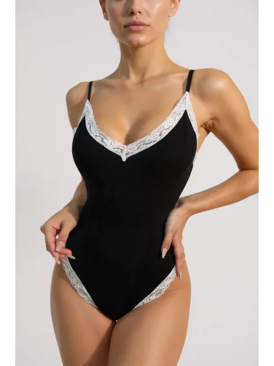 Kadın Beyaz Dantel Işlemeli Siyah Tulum Gecelik – Modern Ve Şık Tasarım