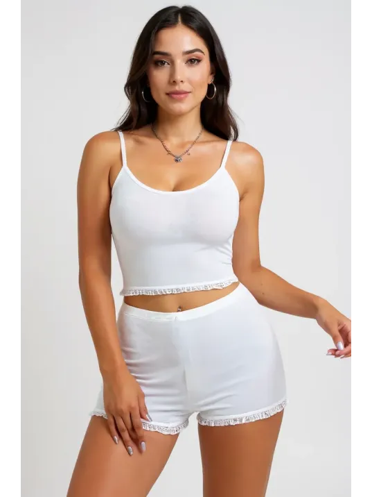 Kadın Beyaz Alt-üst Dantel Detaylı Şortlu Şık Gecelik Takım – Modern, Konforlu Ve Günlük Kombinlere Uygun