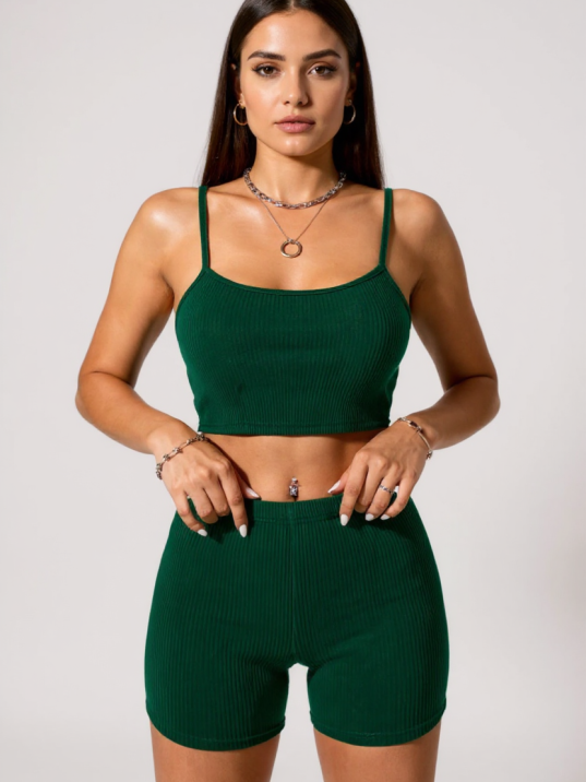 Kadın Yeşil Şortlu Kaşkorse Gecelik Takım – Modern, Konforlu ve Günlük Kombinlere Uygun