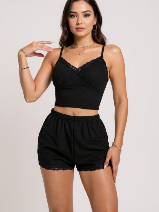Kadın Siyah Alt ve Üst Dantel Detaylı Fiyonklu Şortlu Gecelik Takımı – Modern, Konforlu ve Günlük Kombinlere Uygun
