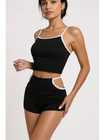 Kadın Siyah Beyaz Şortlu Cut-out Detaylı Gecelik Takımı – Modern, Konforlu Ve Günlük Kombinlere Uygun