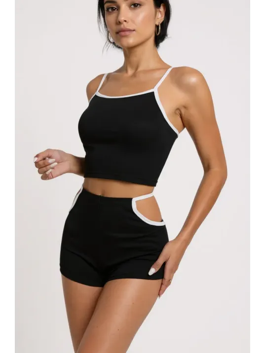 Kadın Siyah Beyaz Şortlu Cut-out Detaylı Gecelik Takımı – Modern, Konforlu Ve Günlük Kombinlere Uygun