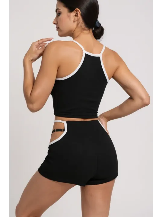 Kadın Siyah Beyaz Şortlu Cut-out Detaylı Gecelik Takımı – Modern, Konforlu Ve Günlük Kombinlere Uygun