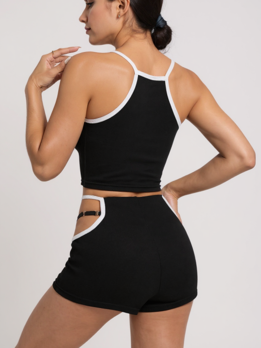 Kadın Siyah Beyaz Şortlu Cut-Out Detaylı Gecelik Takımı – Modern, Konforlu ve Günlük Kombinlere Uygun Kadın Siyah Beyaz Şortlu Cut-Out Detaylı Gecelik Takımı – Modern, Konforlu ve Günlük Kombinlere Uygun