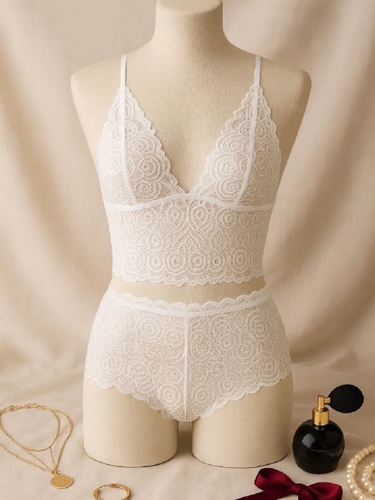 Kadın Beyaz Dantel Bralet Şort Takımı – Romantik Ve Zarif İç Giyim Kadın Beyaz Dantel Bralet Şort Takımı – Romantik Ve Zarif İç Giyim