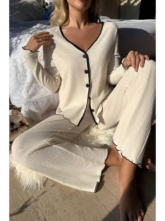 Kadın Beyaz Örme Kumaş V Yaka Düğmeli Rahat Şık Pijama Takımı
