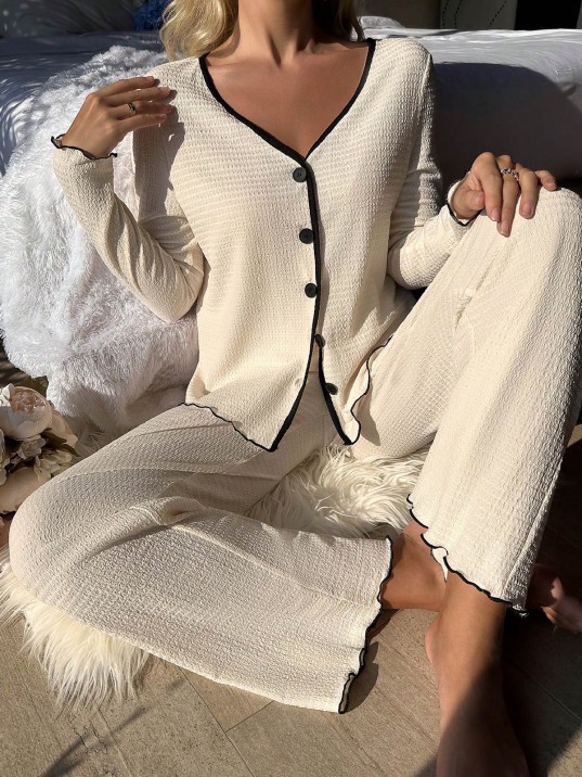 Kadın Beyaz Örme Kumaş V Yaka Düğmeli Rahat Şık Pijama Takımı