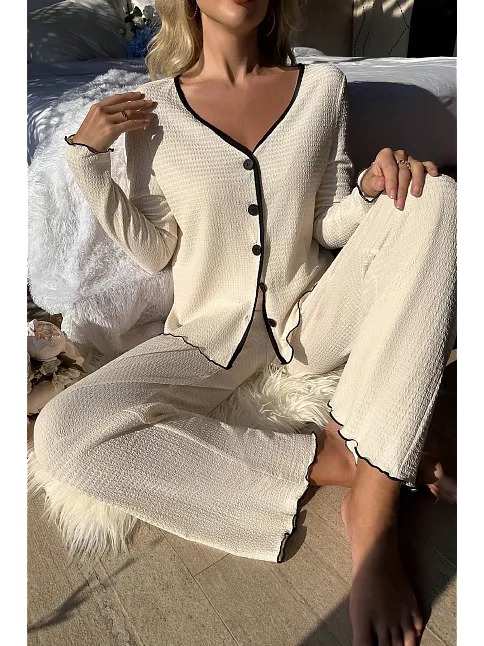 Kadın Beyaz Örme Kumaş V Yaka Düğmeli Rahat Şık Pijama Takımı