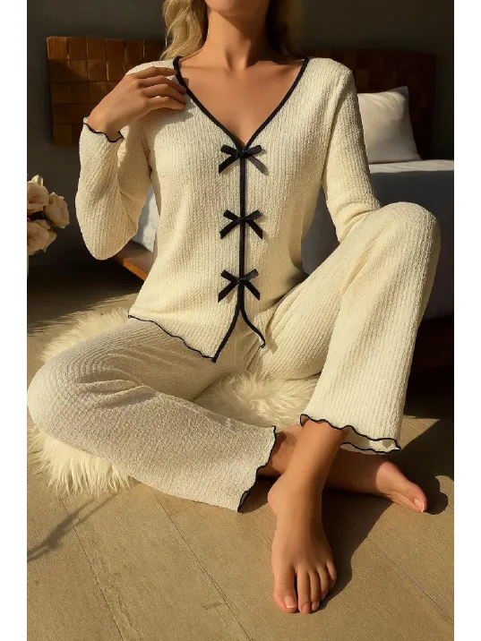 Kadın Beyaz Fiyonklu İç Çamaşırı Ve Uzun Kollu V Yaka Pijama Takımı 4'lü Set