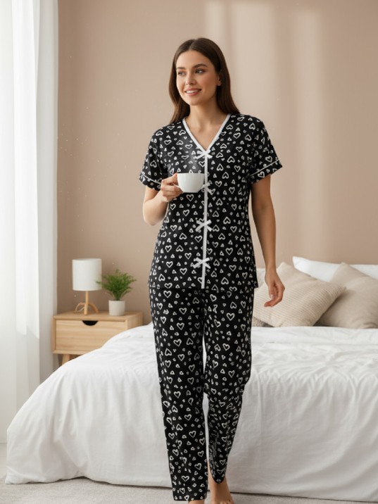 Kadın Siyah Kalp Desenli Fiyonklu Kısa Kollu Uzun Pijama Takımı Kadın Siyah Kalp Desenli Fiyonklu Kısa Kollu Uzun Pijama Takımı