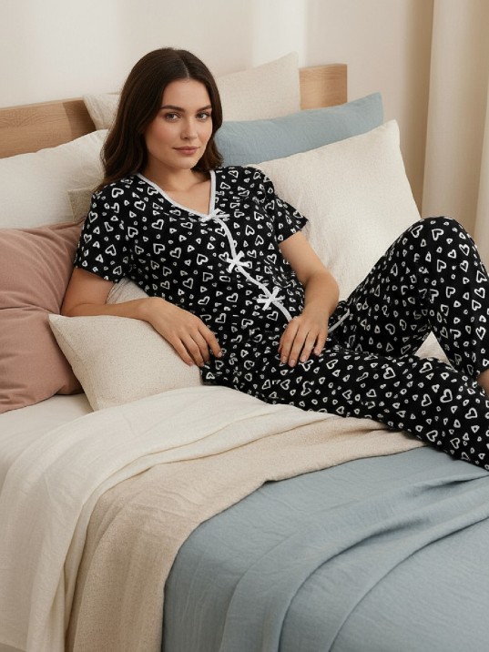 Kadın Siyah Kalp Desenli Fiyonklu Kısa Kollu Uzun Pijama Takımı Kadın Siyah Kalp Desenli Fiyonklu Kısa Kollu Uzun Pijama Takımı