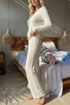 Kadın Beyaz Örme Kumaş V Yaka Düğmeli Rahat Şık Pijama Takımı