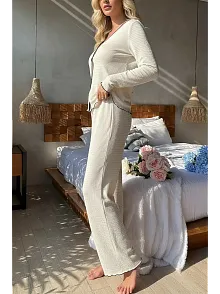 Kadın Beyaz Örme Kumaş V Yaka Düğmeli Rahat Şık Pijama Takımı