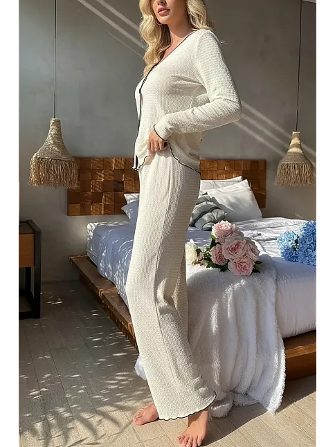 Kadın Beyaz Örme Kumaş V Yaka Düğmeli Rahat Şık Pijama Takımı