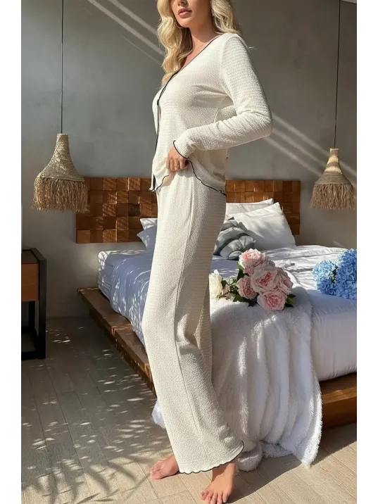 Kadın Beyaz Örme Kumaş V Yaka Düğmeli Rahat Şık Pijama Takımı