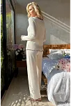 Kadın Beyaz Örme Kumaş V Yaka Düğmeli Rahat Şık Pijama Takımı