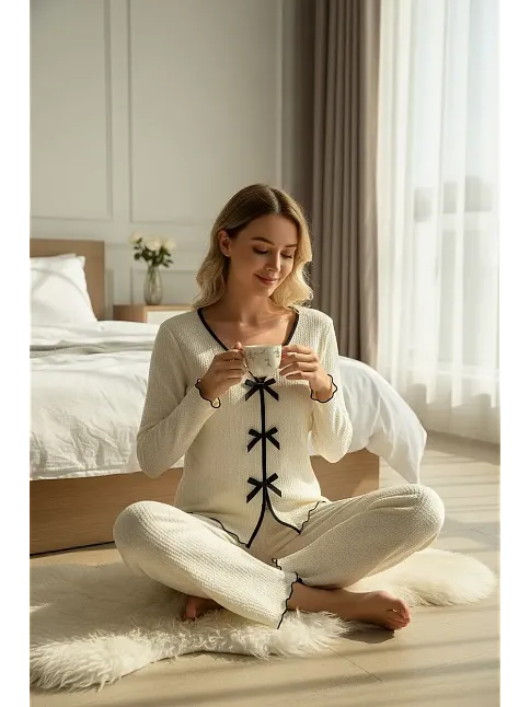Kadın Beyaz Fiyonklu İç Çamaşırı Ve Uzun Kollu V Yaka Pijama Takımı 4'lü Set