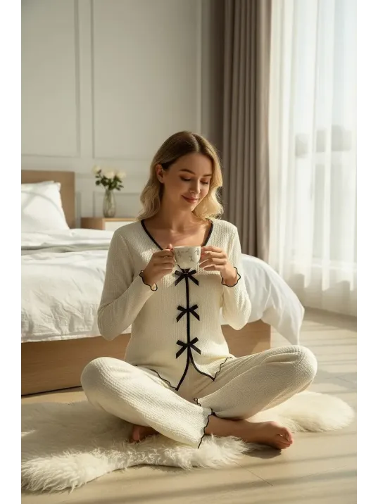 Kadın Beyaz Fiyonklu İç Çamaşırı Ve Uzun Kollu V Yaka Pijama Takımı 4'lü Set