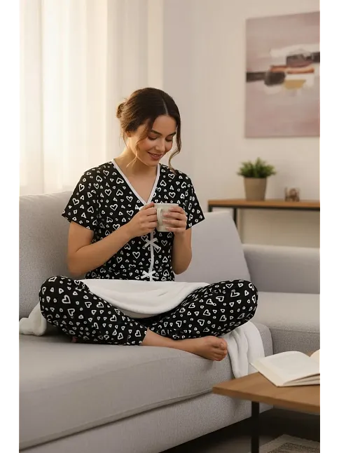 Kadın Siyah Beyaz Kalp Desenli Fiyonklu Kısa Kollu Pijama Takımı – Rahat, Şık Ve 4 Mevsim Kullanım
