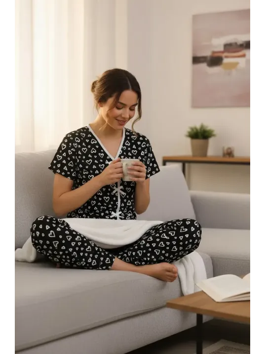 Kadın Siyah Beyaz Kalp Desenli Fiyonklu Kısa Kollu Pijama Takımı – Rahat, Şık Ve 4 Mevsim Kullanım