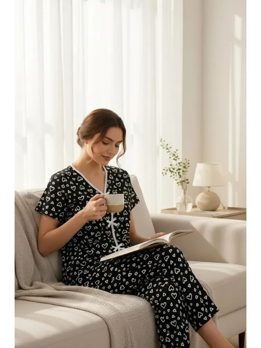 Kadın Siyah Beyaz Kalp Desenli Fiyonklu Kısa Kollu Pijama Takımı – Rahat, Şık Ve 4 Mevsim Kullanım