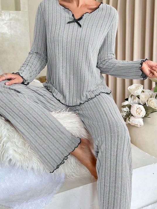 Kadın Gri Çizgili Uzun Kollu Fiyonk Detaylı Pijama Takımı Rahat Mevsimlik Kadın Gri Çizgili Uzun Kollu Fiyonk Detaylı Pijama Takımı Rahat Mevsimlik