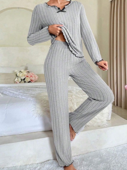 Kadın Gri Çizgili Uzun Kollu Fiyonk Detaylı Pijama Takımı Rahat Mevsimlik Kadın Gri Çizgili Uzun Kollu Fiyonk Detaylı Pijama Takımı Rahat Mevsimlik