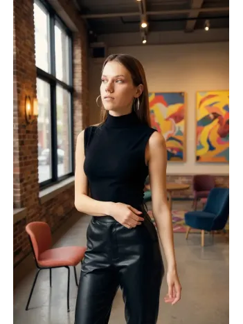 Kadın Siyah Kolsuz Balıkçı Yaka Basic Bluz