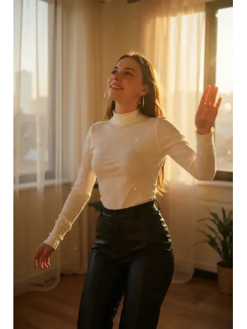 Kadın Beyaz Parmak Detaylı Esnek Uzun Kollu Body