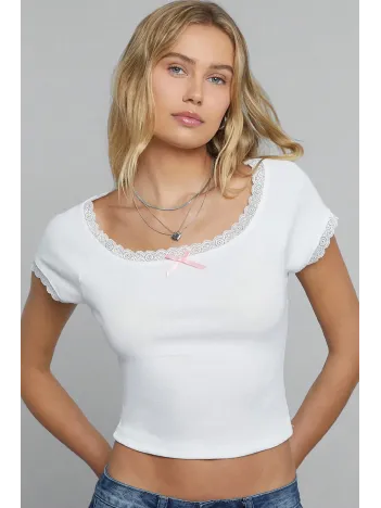 Kadın Beyaz Göğsü Ve Kolları Dantelli Fiyonklu Kısa Kol Crop Top Bluz – Şık, Rahat Ve Kolay Kombinlenebilir