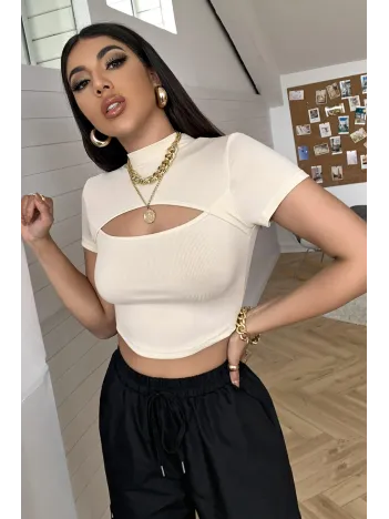 Kadın Ekru Göğüs Dekolteli Yarım Kollu Cut Out Crop Top Bluz – Şık, Rahat Ve Kolay Kombinlenebilir